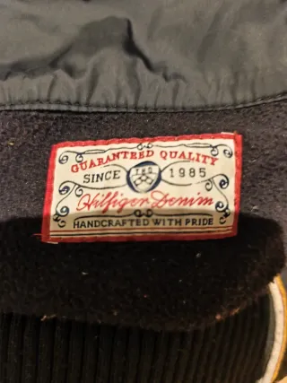 Cazadora bomber negra acolchada