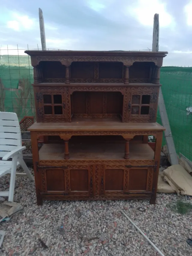 Mueble rústico de madera tallada