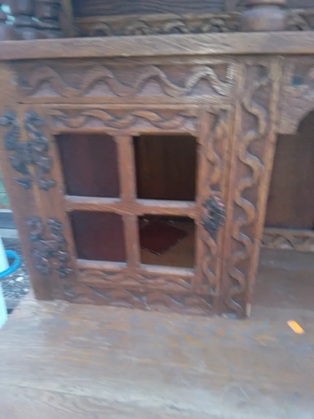 Mueble rústico de madera tallada