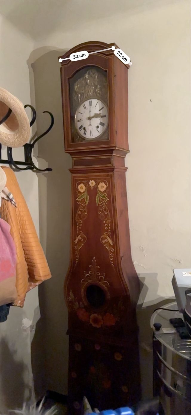 Reloj de pie de madera hecho a mano