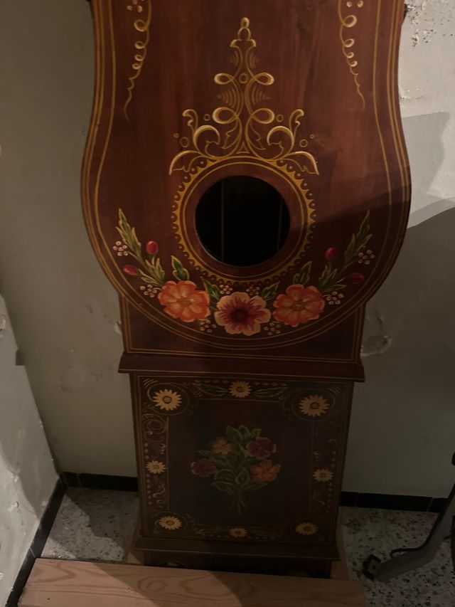 Reloj de pie de madera hecho a mano