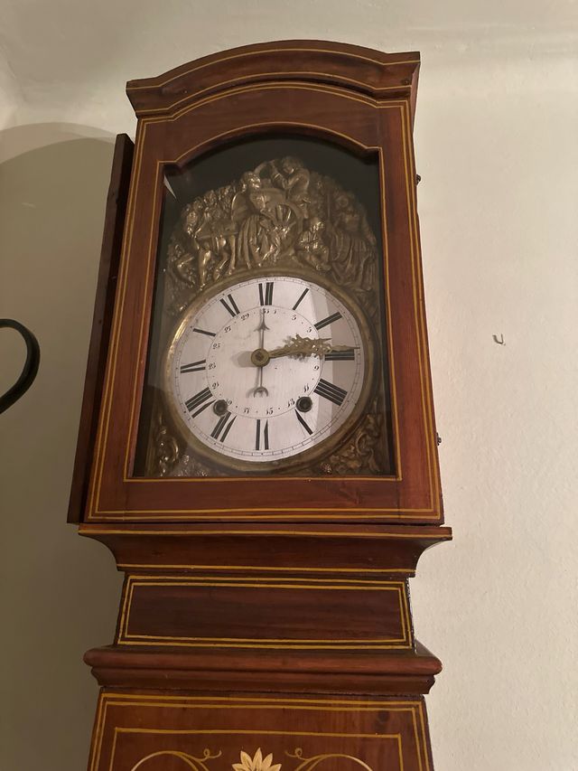 Reloj de pie de madera hecho a mano