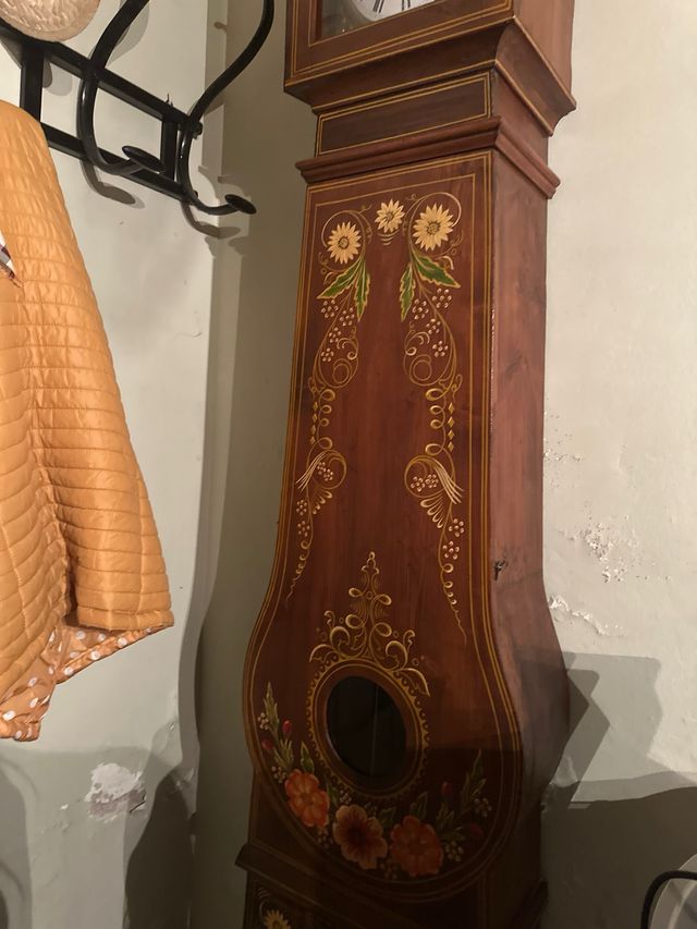 Reloj de pie de madera hecho a mano