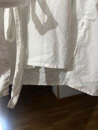 Camisa blanca cinturón hombre