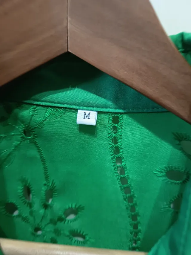 Camisa verde bordada talla M