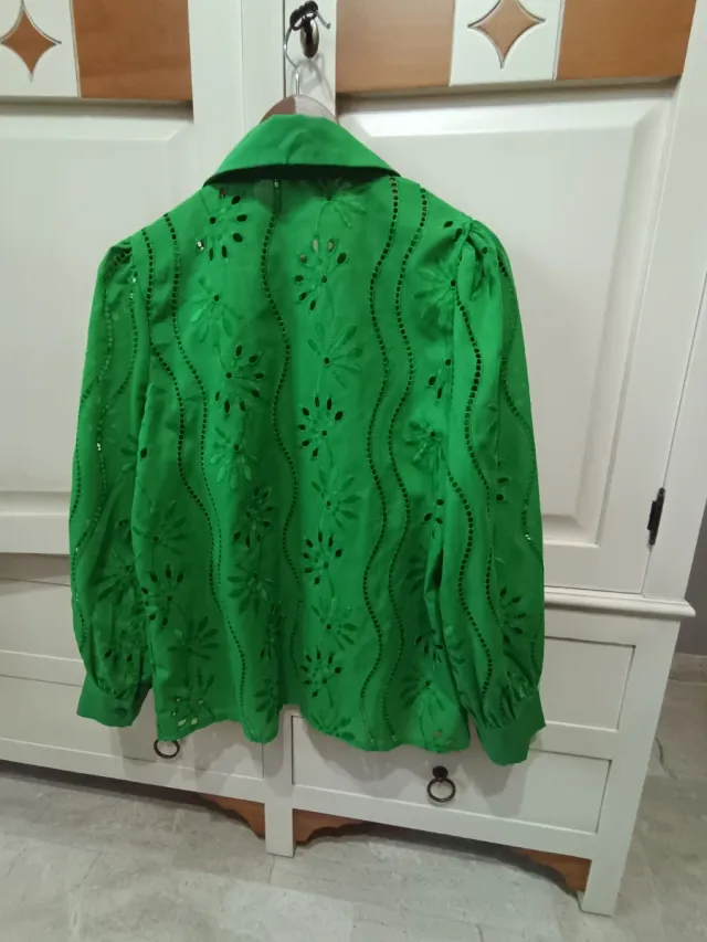 Camisa verde bordada talla M