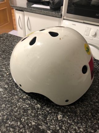 Casco snowboard blanco con pegatinas