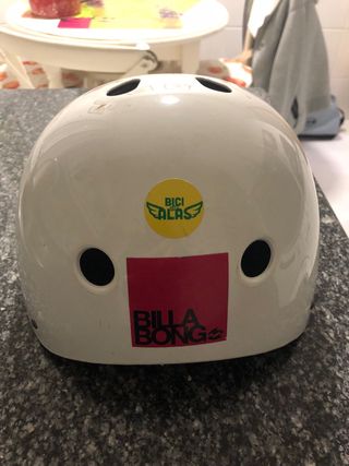 Casco snowboard blanco con pegatinas