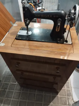 Máquina de coser Sigma con mueble