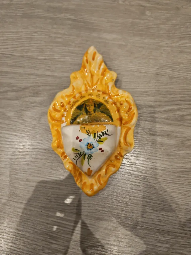 Pila de agua bendita decorada