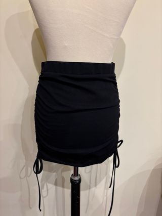 Falda negra con cordones