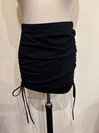 Falda negra con cordones