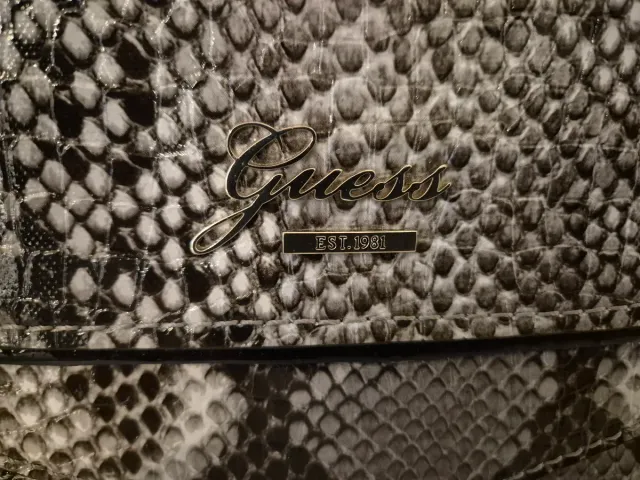 Bolso de mano Guess estampado serpiente