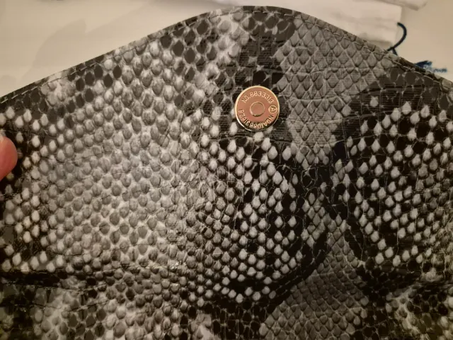 Bolso de mano Guess estampado serpiente