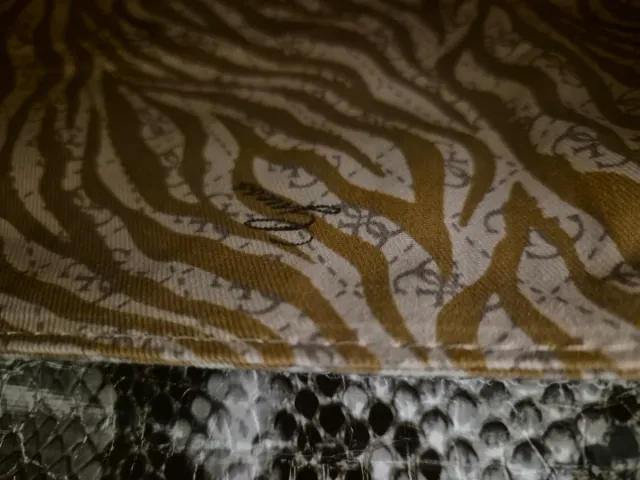 Bolso de mano Guess estampado serpiente