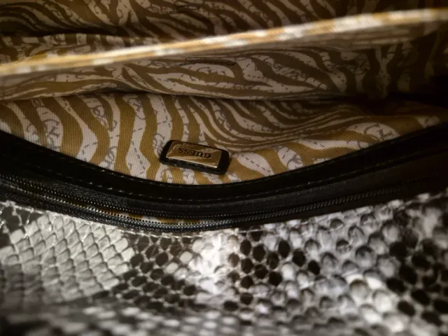Bolso de mano Guess estampado serpiente