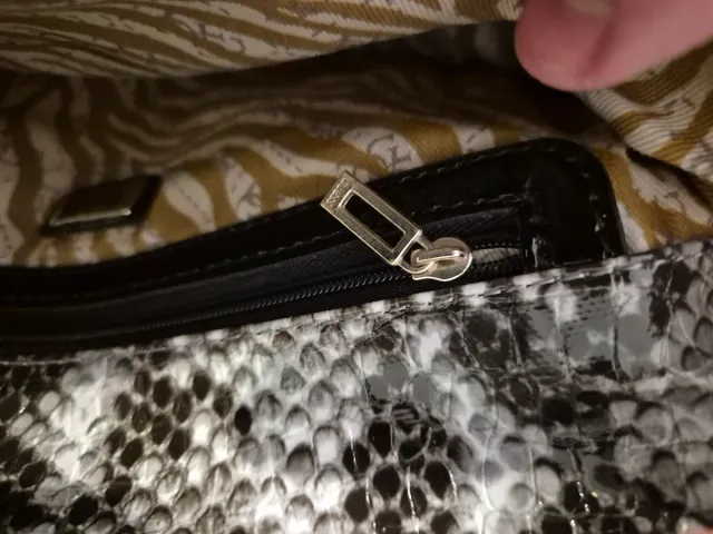 Bolso de mano Guess estampado serpiente