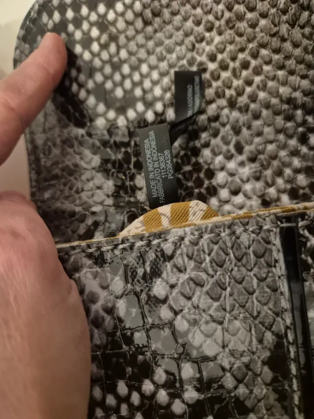 Bolso de mano Guess estampado serpiente