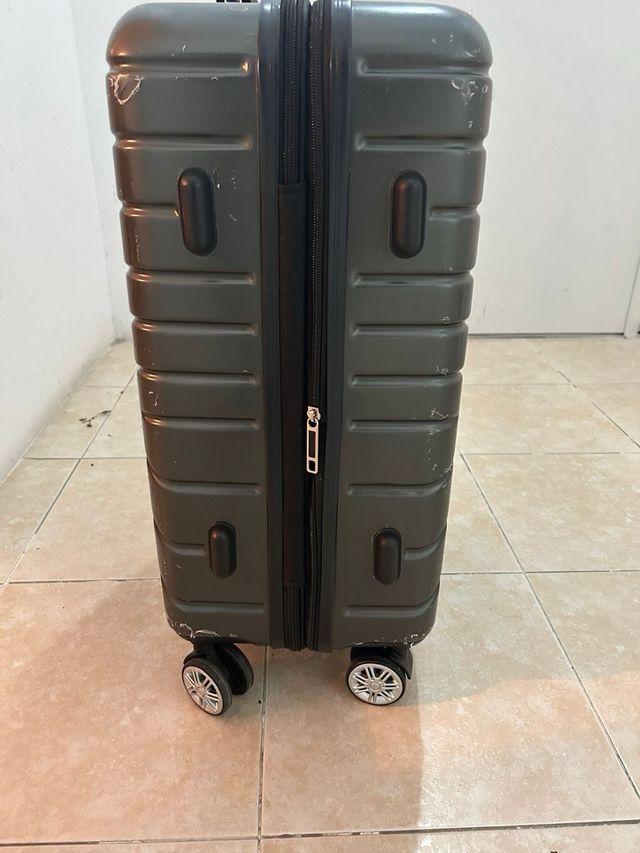 Maleta gris con ruedas