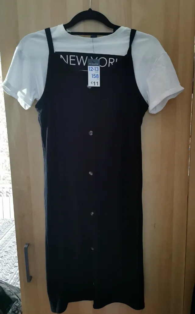 Vestido negro con camiseta blanca Primark