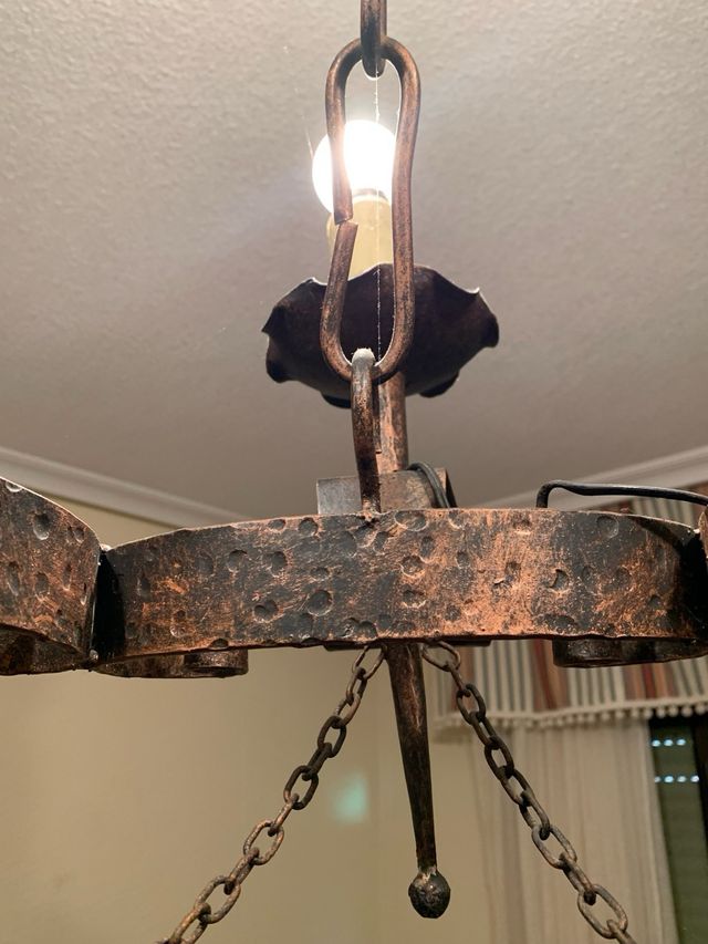 Lámpara de hierro forjado marrón