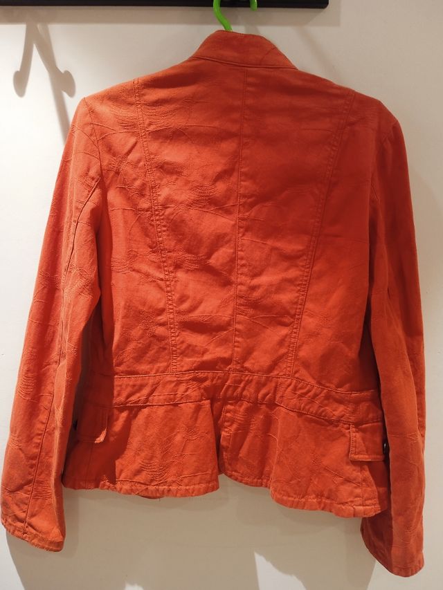 Chaqueta naranja con textura