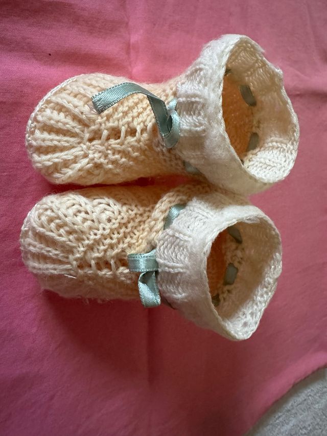 Peucos de lana hechos a mano para bebé