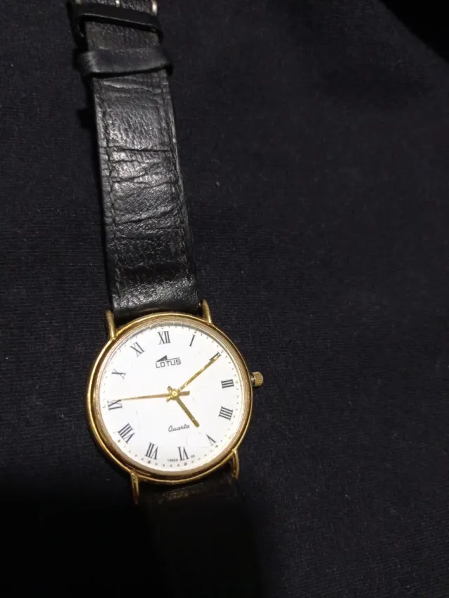 Reloj Lotus Clásico Dorado