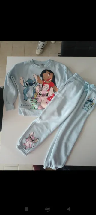 Completo Lilo & Stitch presente un buco aggiustato