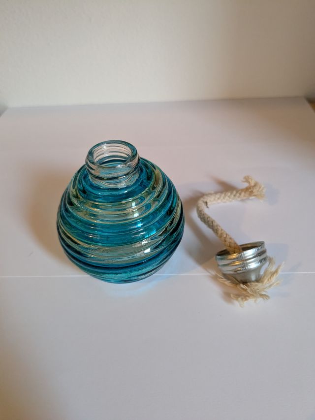 Piccola lampada ad olio in vetro