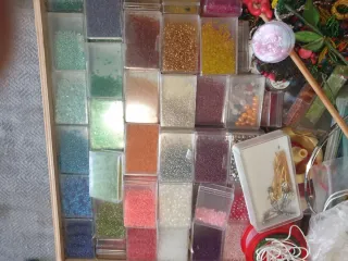 Perline di vetro assortite + guida pratica