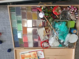 Perline di vetro assortite + guida pratica