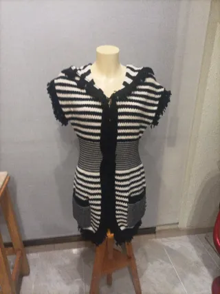 Chaqueta de punto con rayas y capucha