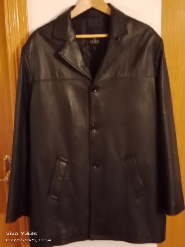 Chaquetón de cuero negro