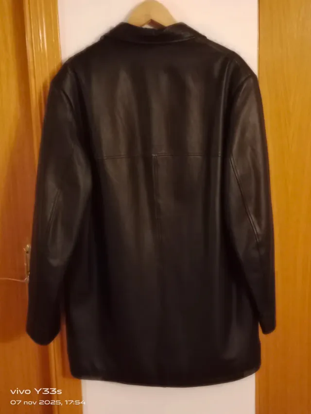Chaquetón de cuero negro