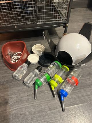 Jaula para roedores negra y roja