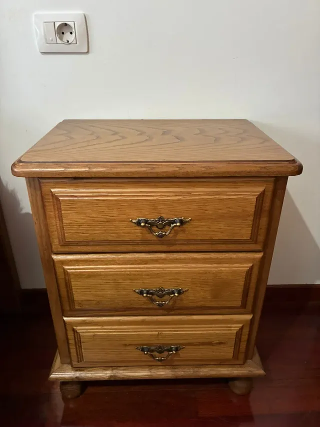 Armario de madera castaño