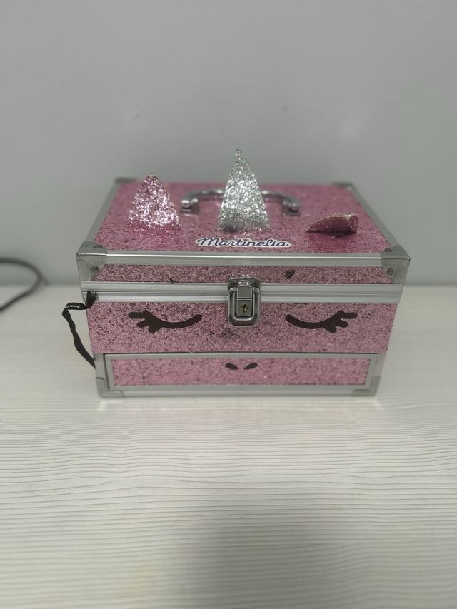 Estuche de maquillaje rosa con espejo