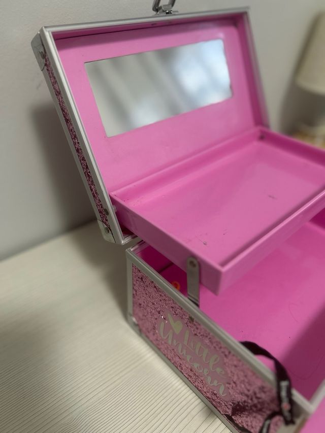 Estuche de maquillaje rosa con espejo