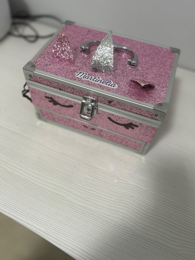 Estuche de maquillaje rosa con espejo