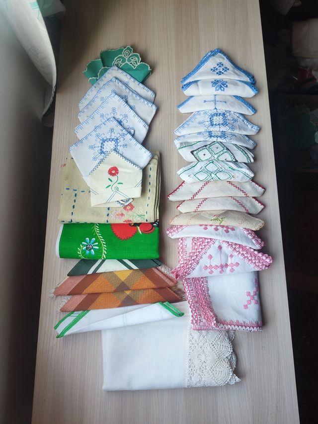 Lote SERVILLETAS y PAÑUELOS bordados (25 uds)