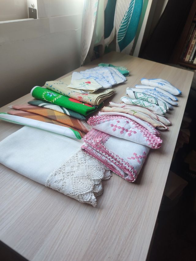 Lote SERVILLETAS y PAÑUELOS bordados (25 uds)