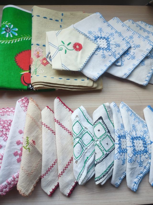 Lote SERVILLETAS y PAÑUELOS bordados (25 uds)