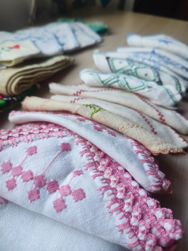 Lote SERVILLETAS y PAÑUELOS bordados (25 uds)