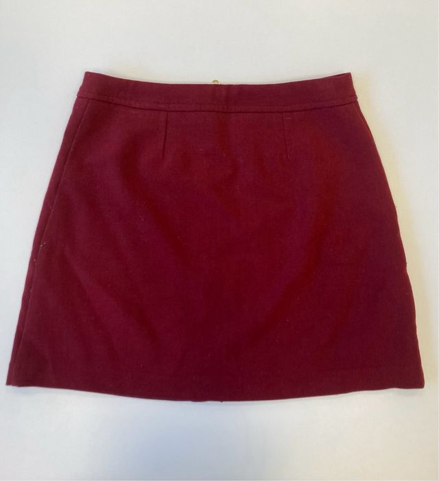 Falda granate con cremallera y bolsillos