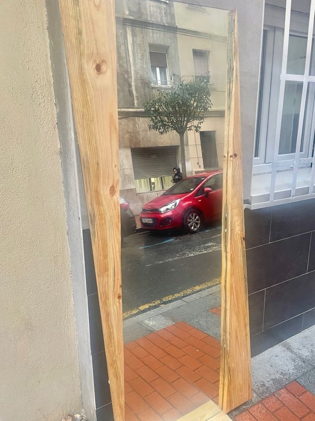 Espejo de pino con marco de madera