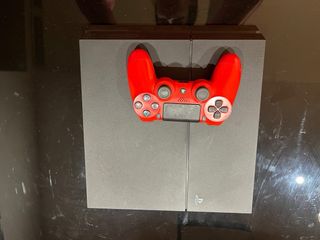 PS4 (PlayStation 4) con Mando Rojo