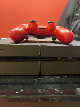 PS4 (PlayStation 4) con Mando Rojo