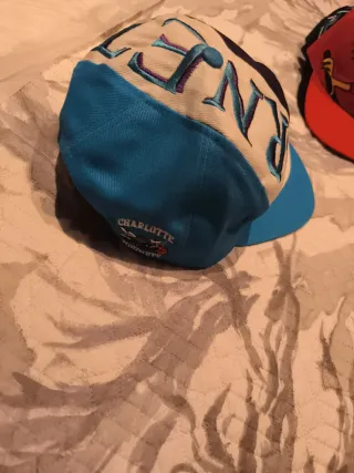 Gorra Vintage Hornets Morado Blanco