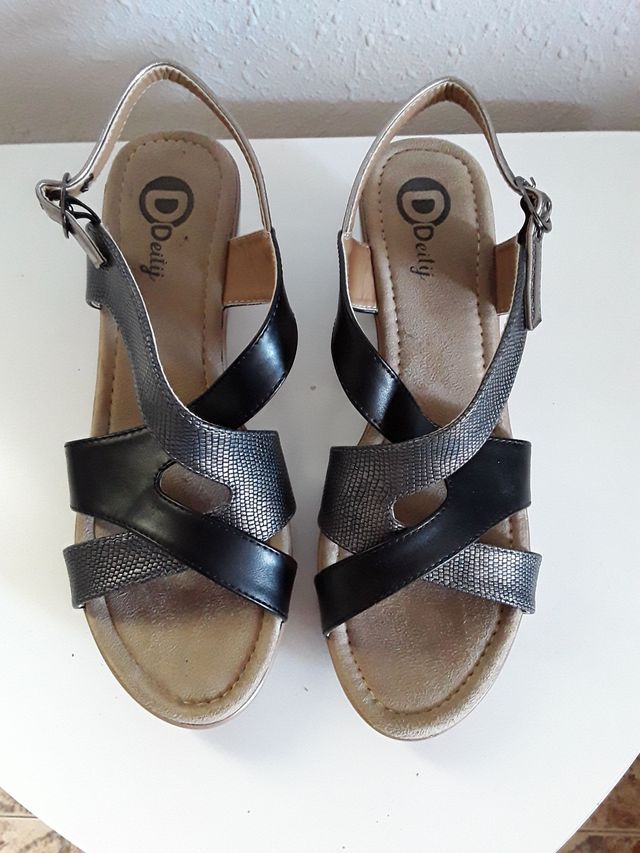Sandalias NUEVAS cuña. Deity. Talla 40.